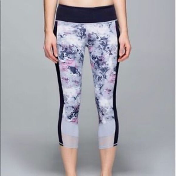 ✨Lululemon If You're Lucky Crop ~size 6~✨ - Picture 1 of 8